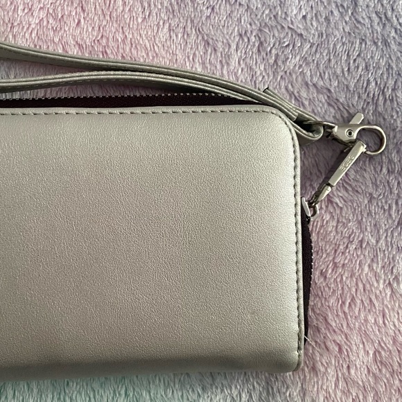 🤍BCBG🤍Wristlet Wallet in Silver. - Picture 6 of 10